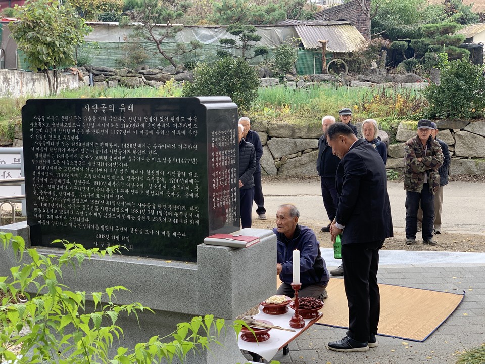 1일 오전 11시께 동두천시 사당골 천년수령 은행나무(지행동 213) 행단제가 불현동장 및 마을 어르신 20여 명이 참석한 가운데 개최됐다. (사진=오기춘 기자)