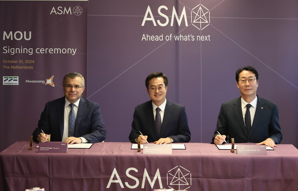 현지시각 31일 오전 네덜란드 알메르 ASM 본사에서 진행된 반도체 상생협력 MOU 체결식에서 김동연 도지사, 정명근 화성시장, 엠사드(Hichem M'Saad) ASM CEO가 협약서명을 진행하고 있다.