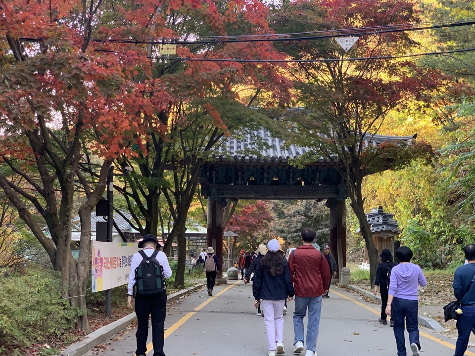 2일 오후 4시10분께 동두천 소요산에 ‘단풍 절정’을 만끽하려는 가족, 연인 등 많은 방문객으로 붐비고 있다. (사진=오기춘 기자)