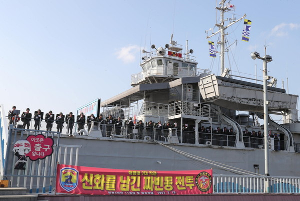 해병2사단 장병들이 ‘김포해병대 문화축제’의 하이라이트인 베트남 출정식을 재현하고 있다.(사진제공=김포시)
