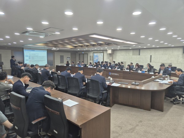 인천시가 4일 시청 영상회의실에서 ‘2030 인천시 도시·주거환경정비기본계획 타당성 검토 및 노후계획도시정비기본계획 수립'을 위한 용역 착수보고회를 개최했다. (사진제공=인천시)