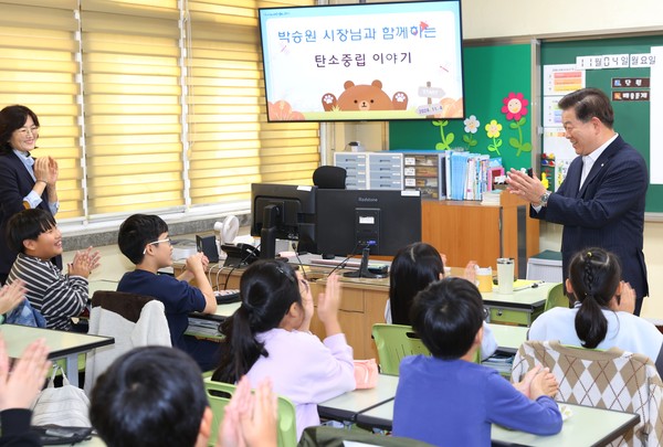 박 시장은 4일 오전 광명남초등학교를 방문해 4학년 1반 학생들과 ‘제44회 생생소통현장’을 진행했다. (사진제공=광명시)