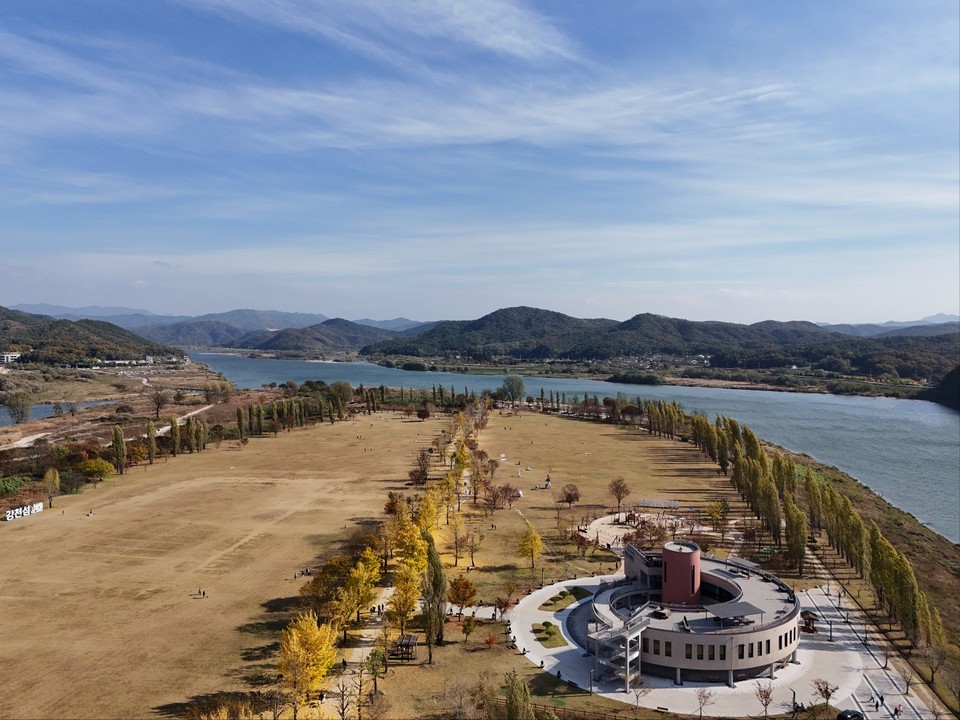4일 오후 1시55분께 드넓은 여주 강천섬을 찾은 수많은 남녀노소 관광객들이 노랗게 변한 은행나무 길을 걸으며 즐거운 시간을 보냈다. (사진=김광섭 기자)