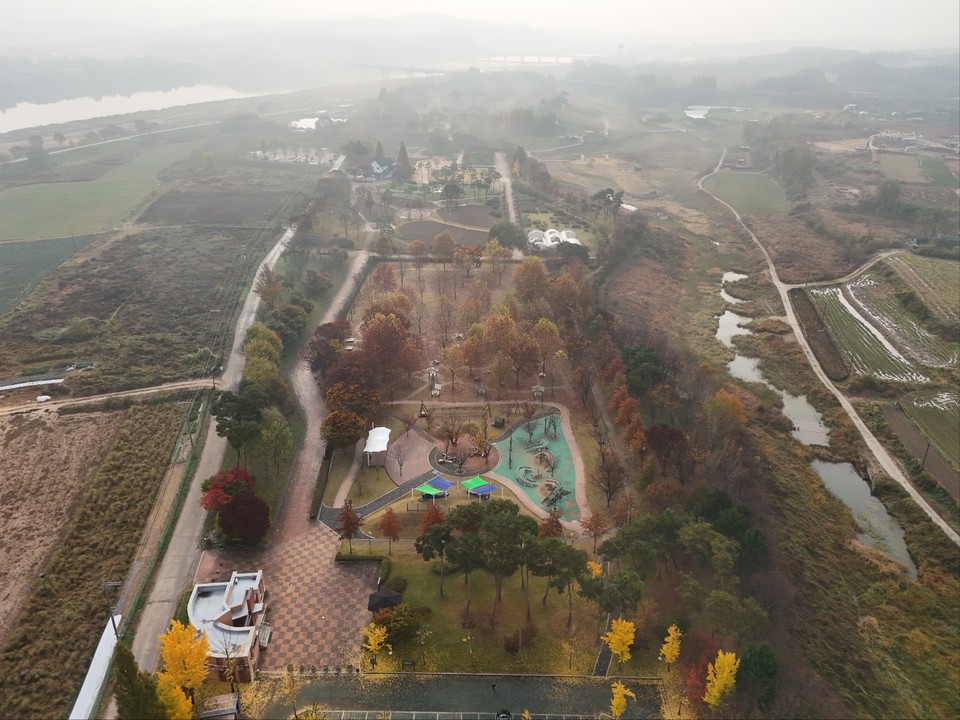 절기상 입동을 사흘 앞둔 4일 오전 10시께 여주 연양동 금은모래강변공원에 가을이 고스란히 내려앉았다. (사진=김광섭 기자)