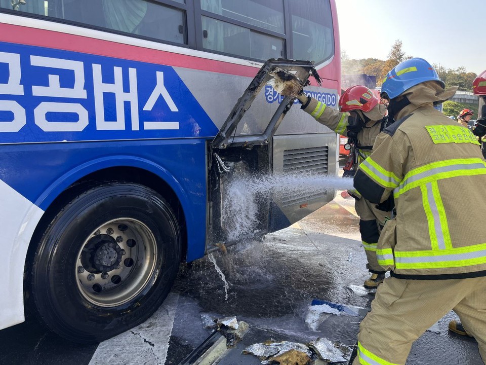 5일 오전 10시42분께 의왕시 오전동 과천봉담도시고속화도로 과천방향으로 달리던 광역버스에서 불이 나 엔진부를 태우고 신고를 받고 출동한 소방당국에 의해 약 1시간5분 만에 모두 진화됐다. (사진제공=경기도소방재난본부)