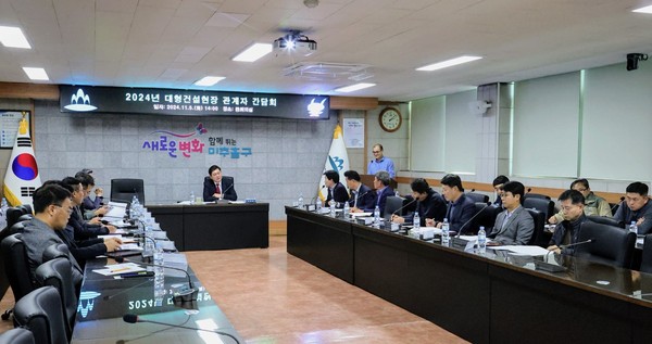 인천 미추홀구가 5일 구청 중회의실에서 관내 대형 민간 건설사업 현장 관계자, 대한전문건설협회 인천지회 관계자 등 24명이 참석한 가운데 ‘지역건설 활성화를 위한 간담회’를 개최했다. (사진제공=미추홀구)