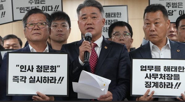 김동연 경기도지사의 정무라인 인사에 대해 반발하고 있는 경기도의회 국민의힘 김정호 대표의원(가운데)과 도의원들. (사진=순정우 기자)