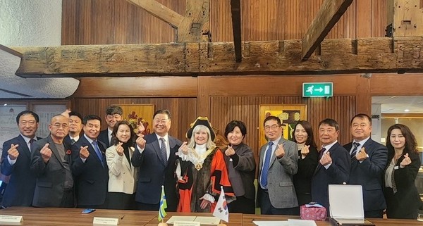 파주시는 영국의 글로스터시와 ‘자매도시 결연’을 맺고 ‘교육·경제·스포츠 교류’ 등의 분야에서 상호 협력해 나가기로 했다. (사진제공=파주시)