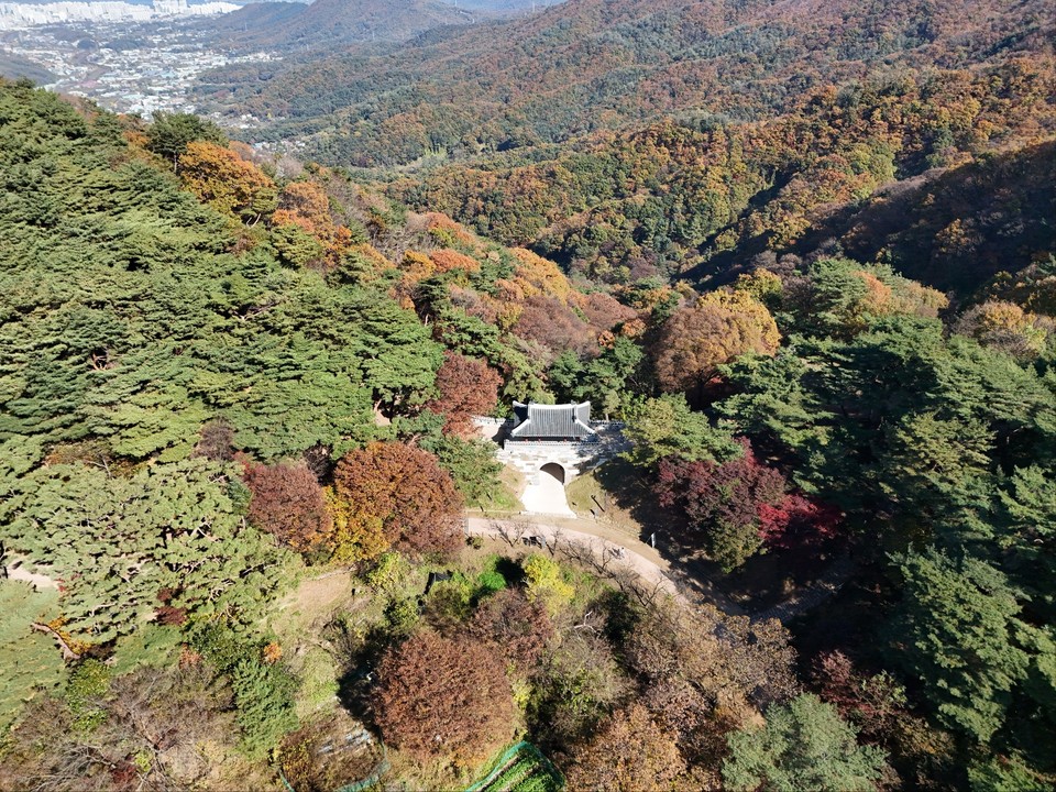 6일 낮 12시 48분께 광주 남한산성 전승문(북문) 일대가 단풍으로 물들어있다. (사진=허찬회 기자)