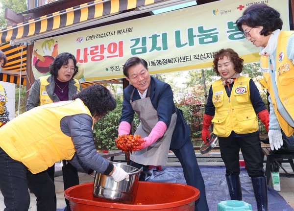 박승원 광명시장이 6일 소하1동에서 열린 열 번째 '우리동네 시장실' 일정으로 적십자 봉사회 '계절 김치 담그기' 행사에 참석해 함께 김치를 담그고 있다. (사진제공=광명시)