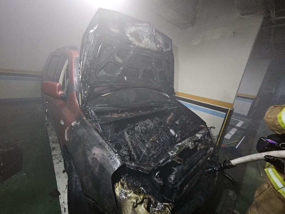 7일 오전 5시53분께 수원시 팔달구 지동의 한 아파트 지하 주차장에 주차돼 있던 카니발 차량에서 불이 나 신고를 받고 출동한 소방당국에 의해 약 20분 만에 모두 진화됐다. (사진제공=경기도소방재난본부)