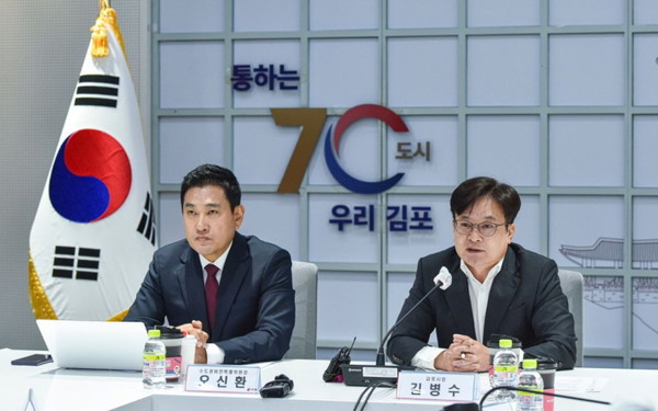 김병수 시장과 오신환 국민의힘 수도권비전특별위원회 위원장이 김포시청에서 정책간담회를 갖고 있다. (사진제공=김포시청)
