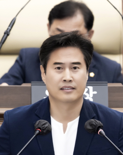 김병수 시장의 울릉도 휴양지 건설계획을 시의회 임시회 ‘5분발언’을 통해 지적하고 있는 오강현 시의원. (사진제공=김포시의회)