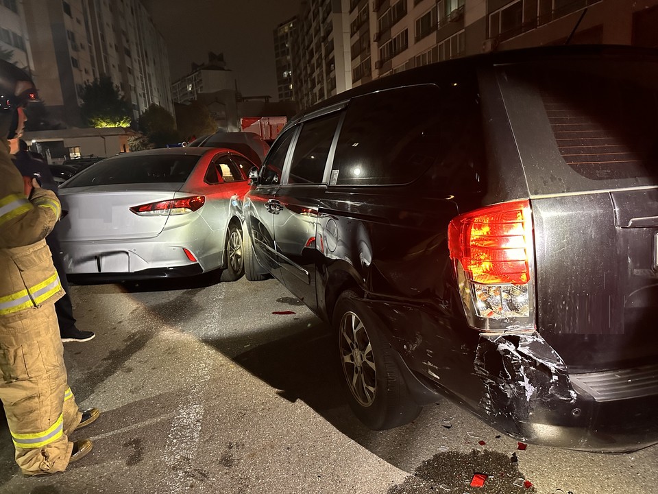 12일 0시48분께 부천시 소사구 괴안동의 한 아파트 지상 주차장에서 70대 음주 운전자가 몰던 승용차가 주차된 차량을 들이받는 사고를 내 차량 8대가 파손됐다. (사진제공=경기도소방재난본부)