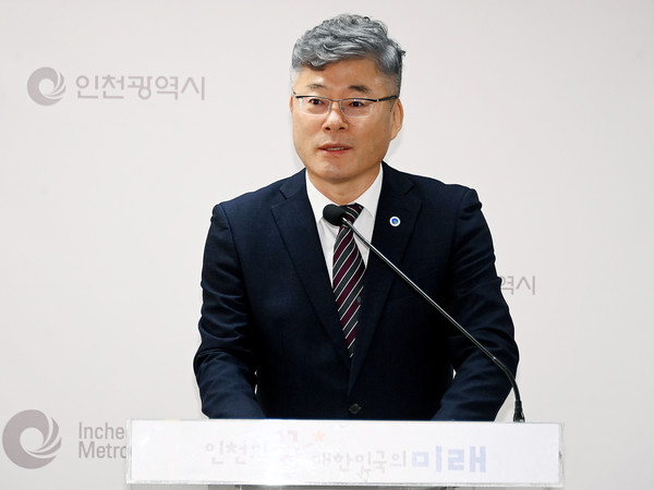 유용수 행정국장이 12일 시청 브리핑룸에서 행정국 소관 현안과 관련해 기자브리핑을 하고 있다. (사진제공=인천시)