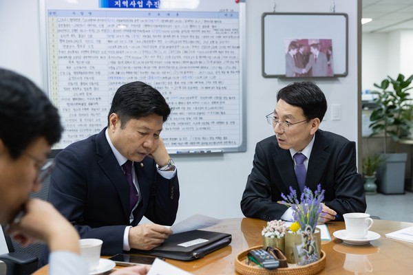 12일 오후 여의도 국회의사당 의원 회관에서 김성중 행정1부지사가 예결과위 간사 및 경기도 지역구 예결위원들과 면담을 하였다.
