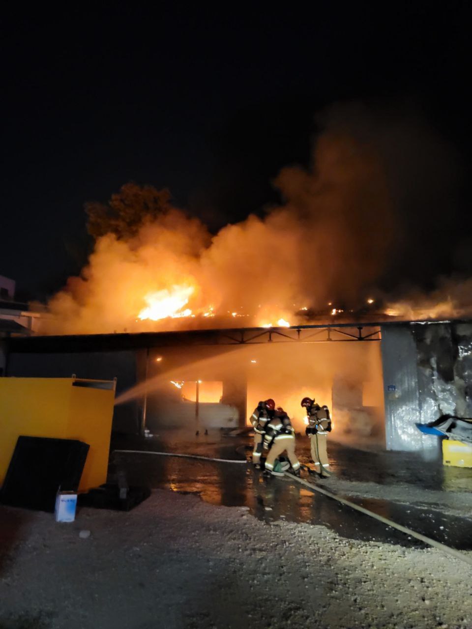 12일 오후 6시48분께 평택시 가재동의 한 전기 자전거 보관 창고에서 불이 나 전기자전거 150대를 태우고, 신고를 받고 출동한 소방당국에 의해 약 42분 만인 오후 7시30분께 모두 꺼졌다. (사진제공=경기도소방재난본부)