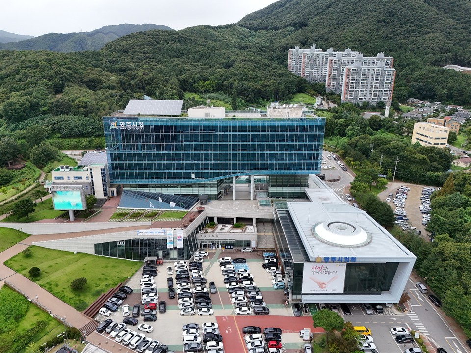 광주시는 한강수계관리위원회가 주관한 ‘2025년도 우수 주민지원 특별 지원사업’ 공모에 ‘퇴촌면 생활체육시설 조성’ 사업이 선정돼 한강수계 관리기금 15억원을 확보했다. 사진은 광주시청 전경. (사진=중앙신문DB)