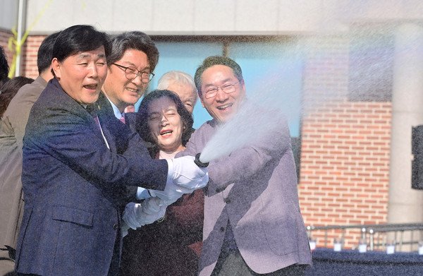 유정복 시장이 13일 옹진군 북도면 장봉출장소에서 열린 '인천하늘수 장봉도 첫 통수 기념식'에서 참석 내빈들과 통수퍼포먼스를 하고 있다. (사진제공=인천시)