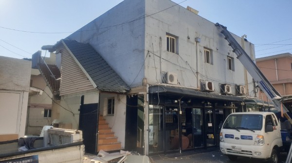 파주시가 법원읍 연풍리 소재 용주골 ‘성매매집결지’를 폐쇄해 성매매피해자(탈성매매)들의 어려움을 해소(지원)하고, 건축물을 정비해 성매매집결지란 오명을 털어내기 위한 정책에 건축주들이 협조(자진시정·영업폐쇄)하고 나서 귀추가 주목된다. 사진은 ‘성매매집결지’ 자진철거 모습. (사진제공=파주시)