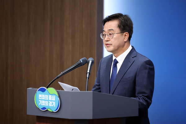 김동연 경기도지사가 13일 오전 경기도청 브리핑룸에서 정치현안 관련 입장문을 발표 하고 있다. (사진제공=경기도)