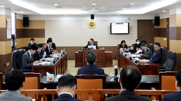 인천시의회 산업경제위원회는 2024년 환경국 소관 행정사무감사를 열고, 인천시 환경 현안에 대해 심도 있는 감사를 진행했다. (사진제공=인천시의회)