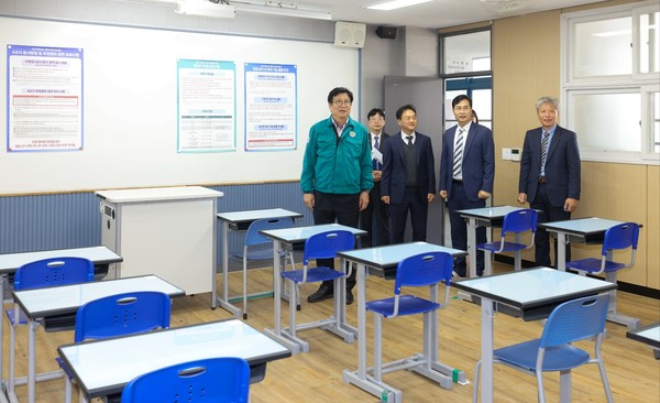 도성훈 인천시교육감은 13일 2025학년도 수능 시험장인 인천효성고등학교를 방문해 2025학년도 수능 시험장 준비 상황을 점검했다. (사진제공=인천시교육청)