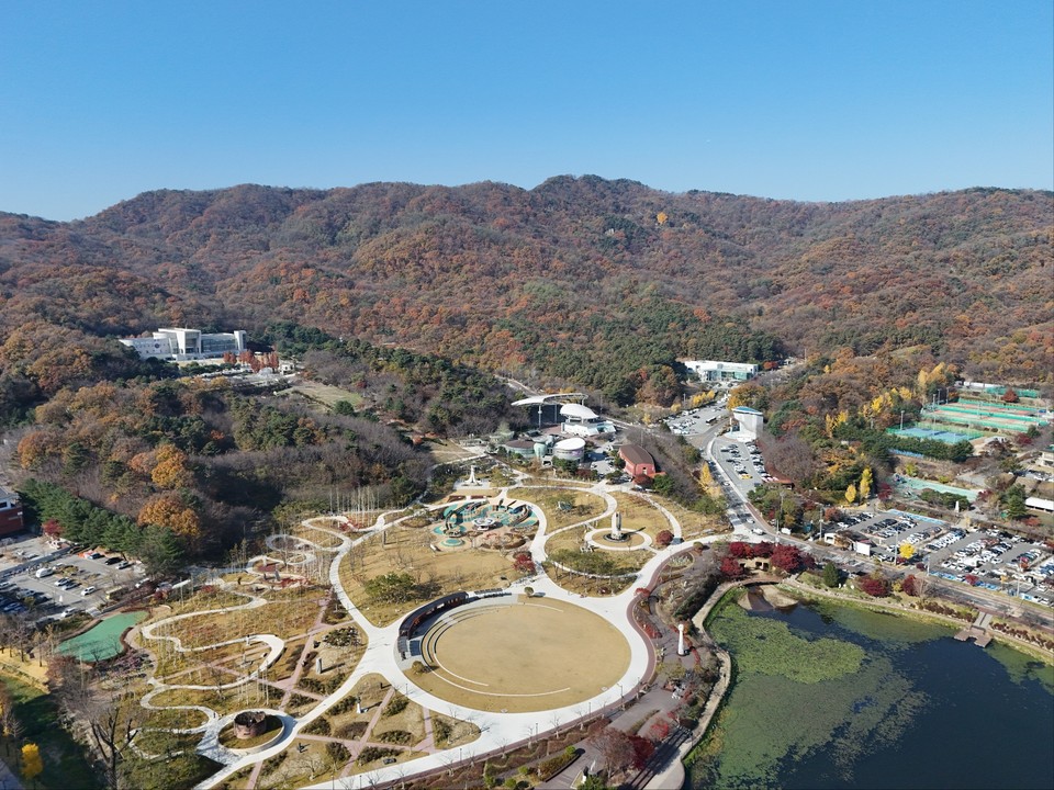 13일 오전 10시50분께 이천시 관고동 설봉호수와 설봉산 여기저기가 울긋불긋 가을이 흠뻑 들어 만추를 그려내고 있다. (사진=김광섭 기자)