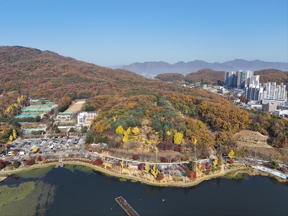 13일 오전 10시50분께 이천시 관고동 설봉호수와 설봉산 여기저기가 울긋불긋 가을이 흠뻑 들어 만추를 그려내고 있다. (사진=김광섭 기자)