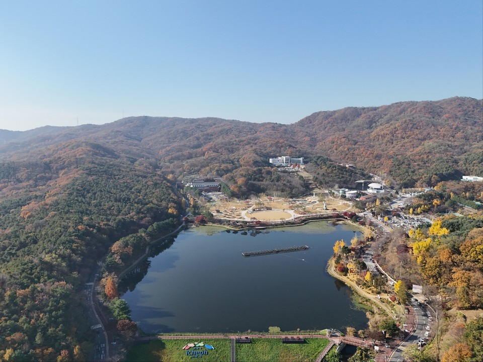 13일 오전 10시50분께 이천시 관고동 설봉호수와 설봉산 여기저기가 울긋불긋 가을이 흠뻑 들어 만추를 그려내고 있다. (사진=김광섭 기자)