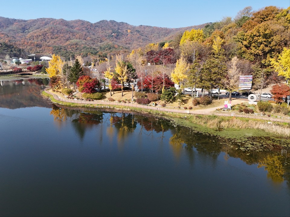13일 오전 10시50분께 이천시 관고동 설봉호수와 설봉산 여기저기가 울긋불긋 가을이 흠뻑 들어 만추를 그려내고 있다. (사진=김광섭 기자)