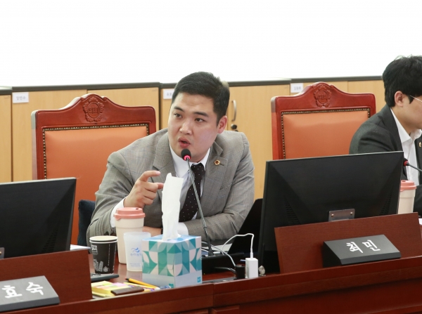 최민 도의원, 경기대표도서관 민간위탁에서 직영으로 급선회 문제 지적