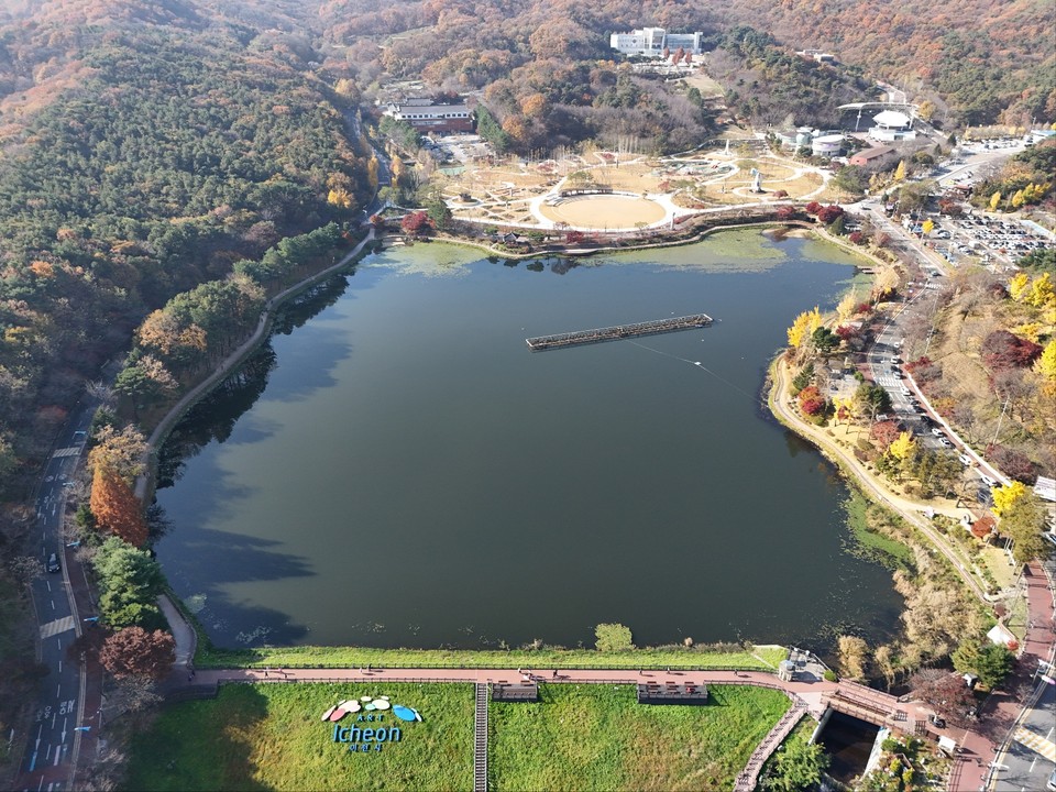수능일인 14일 목요일 경기·인천지역은 대체로 흐린 가운데, 낮부터 곳에 따라 점차 약한 비가 내리겠다. 낮과 밤의 기온차가 크겠고, 다음날까지의 예상 강수량은 5㎜미만이겠다. 사진은 13일 오전 이천 설봉호수. (사진=김광섭 기자)