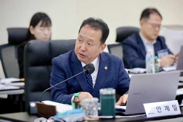 경기도의회 안전행정위원회 안계일 의원은 13일 열린 2024년 행정사무감사에서 분당소방서를 대상으로 소방공무원들의 격무 해소와 트라우마 극복을 위한 조직문화 활성화 현황을 점검했다. (사진제공=경기도의회)
