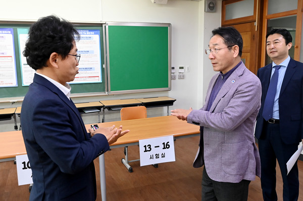 유정복 시장이 13일 중구 인천영종고등학교에서 2025학년도 대학수학능력시험 시험장을 점검하고 있다. (사진제공=인천시)