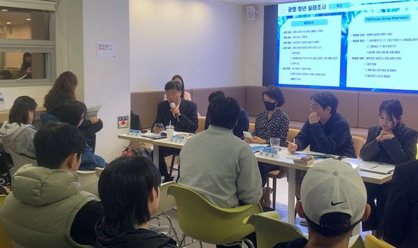 광명시는 13일 오후 제2청년동 청춘곳간에서 지역사회 청년과 외부 전문가 등 40여 명이 참여한 가운데 ‘제2차 광명시 청년정책 기본계획 수립’ 용역 중간보고회를 개최했다. (사진제공=광명시)