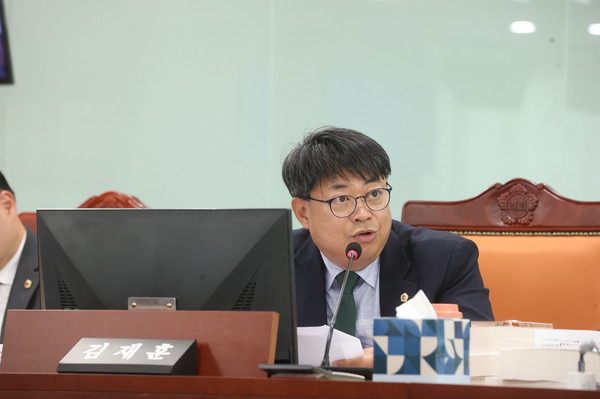 경기도의회 여성가족평생교육위원회 김재훈 의원이 13일 경기도 평생교육진흥원을 대상으로 진행한 행정사무감사에서 도의회 예산결산특별위원회에서 전액 삭감된 사업이 평생교육진흥원 출연금 사업 변경을 통해 재추진되고 있는 것을 포착했다. (사진제공=경기도의회)