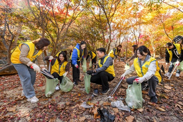 하나님의 교회 신자들과 이들의 가족, 이웃 500여 명이 13일 동두천시 소요산에서 ‘희망의 숲’ 캠페인을 진행해 쓰레기와 낙엽 등을 수거했다. (사진제공=하나님의 교회)