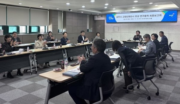 파주시는 어르신들이 지역사회에서 활동하며 생활할 수 있는 고령친화적 도시 조성을 위해 고령친화도시 국제네트워크 인증 절차를 밟아 인증 도시에 걸맞은 어르신들이 살기좋은 환경을 조성해 나가기로 했다. (사진제공=파주시)