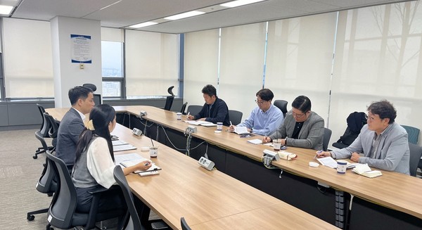 인천항만공사는 14일 인천항 4개 컨테이너 운영사(E1CT, HJIT, ICT, SNCT)와 함께 2024년 인천항 컨테이너 터미널 운영 성과를 점검하고, 2025년 운영계획을 수립하기 위해 ‘인천항 ‘컨’ 터미널 운영사 협의회‘를 개최했다. (사진제공=인천항만공사)