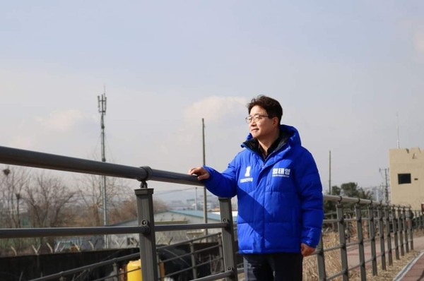 지난 총선 후보 당시 군공항 지역을 돌보는 염태영 의원 (사진=염태영 의원실)