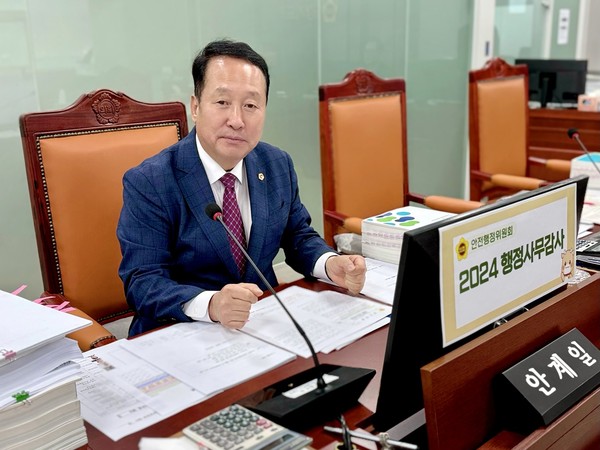 경기도의회 안전행정위원회 안계일 의원이 15일 경기도소방재난본부를 대상으로 한 2024년 행정사무감사에서 경기도 소방공무원들이 휴게 및 공동근무 수당을 지급받지 못하고 있는 문제를 강하게 질타하며 시급한 개선을 촉구했다. (사진제공=경기도의회)