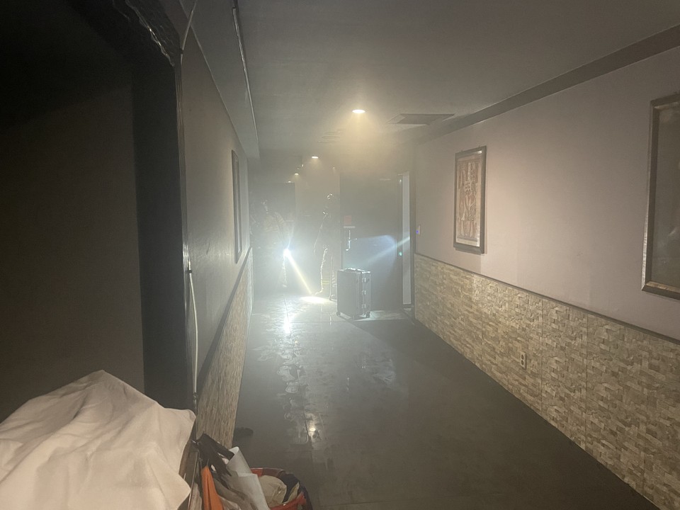 17일 새벽 3시38분께 안산시 고잔동의 한 6층 상가건물 1층 음식점에서 불이 났다. 이 건물 위쪽에는 숙박업소가 자리하고 있다. (사진제공=경기도소방재난본부)