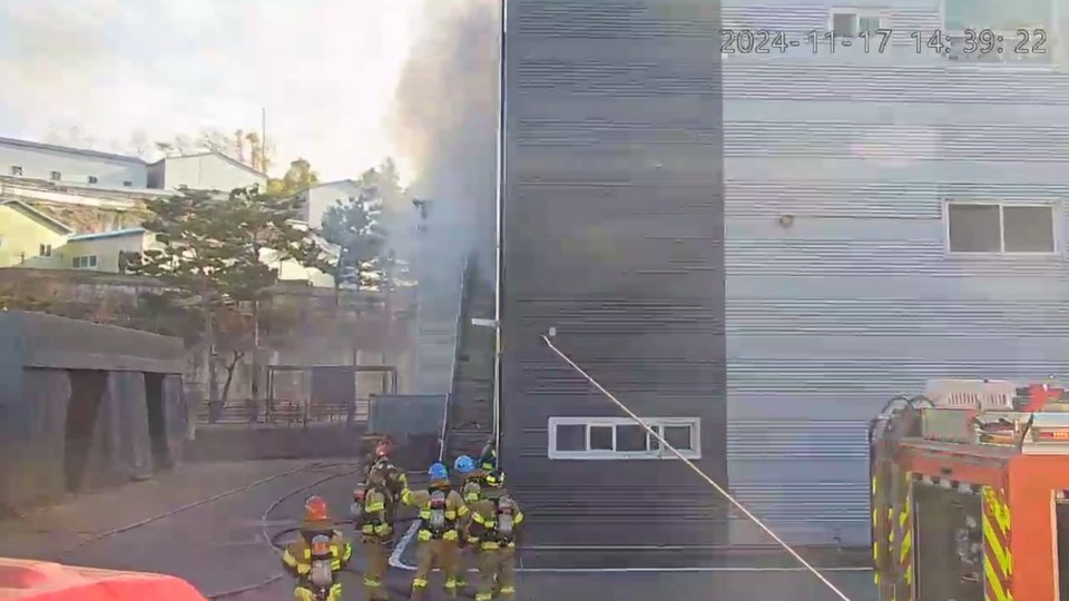 17일 오후 2시16분께 화성시 정남면에 위치한 한 방위산업체 공장에서 불이 나 공장 건물 1동과 집기류 등 일부를 태우고, 신고를 받고 출동한 소방당국에 의해 약 44분 만인 오후 3시께 모두 진화됐다. (사진제공=경기도소방재난본부)