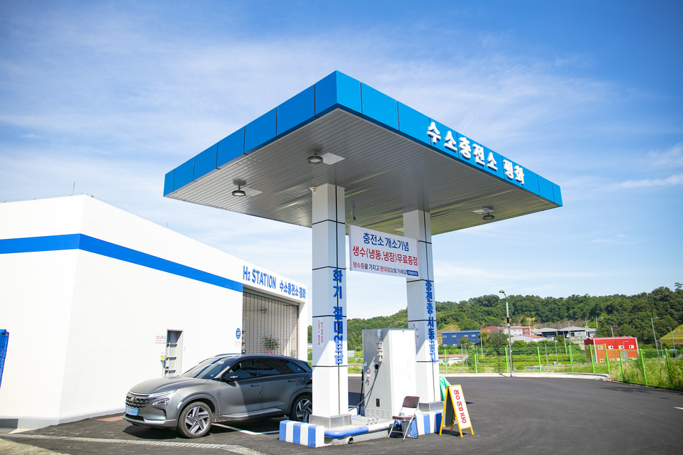 사진은 수소차 및 수소충전소. (사진제공=평택시)
