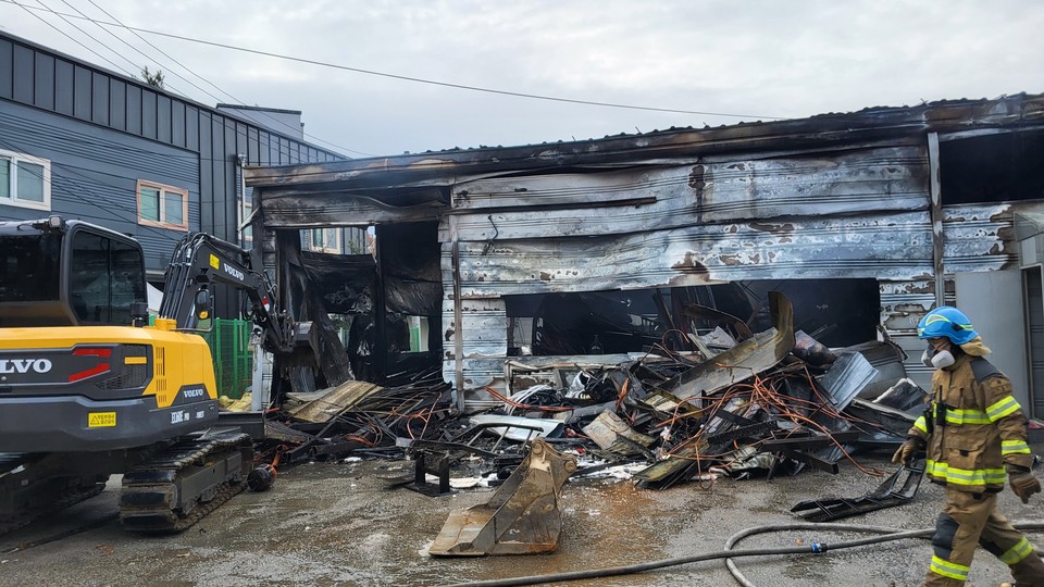 17일 새벽 고양시 덕양구 내곡동의 한 창고에서 불이 나 약 1시간53분 만에 진화됐다. (사진제공=경기도북부소방재난본부)
