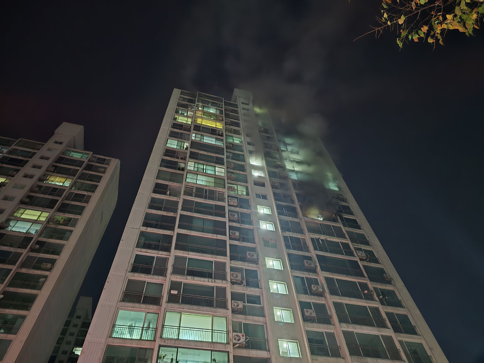 19일 새벽 4시1분께 부천시 원미구 중동의 한 23층짜리 아파트 12층 세대에서 불이 나 화재 세대를 모두 태우고 신고를 받고 출동한 소방당국에 의해 약 34분 만인 오전 4 시35분께 모두 진화됐다. (사진제공=경기도소방재난본부)