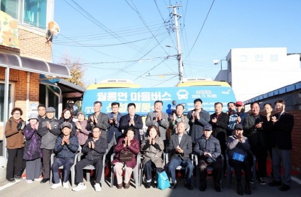 파주시는 그 동안 주민들이 마을버스 노선이 없어 불편을 겪어왔던 월롱면에서 금촌과 탄현 국가산업단지를 오가는 마을버스 2개 노선을 신설, 버스를 투입함에 따라 시민들의 이동 편의가 한층 수월해졌다. (사진제공=파주시)