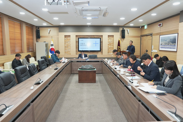 포천시의회는 18일 의회 2층 의원회의실에서 집행부와 현안 간담회를 개최하고 포천시의 주요 현안 사항에 대해 소통하고 논의하는 자리를 가졌다. (사진제공=포천시의회)