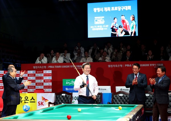 박승원 시장이 19일 광명시민체육관에서 열린 프로당구 팀리그 4라운드 개막식에 참석해 시타하고 있다. (사진제공=광명시)